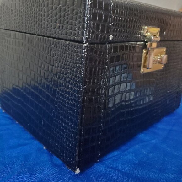 VTG Bentony embossed train case - Picture 8 of 16